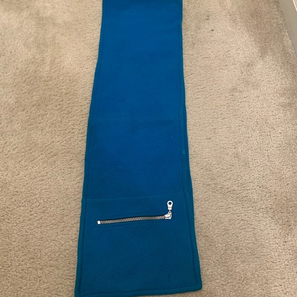 Risk and Finch Wool Scarf with Pocket - Picture 3 of 3